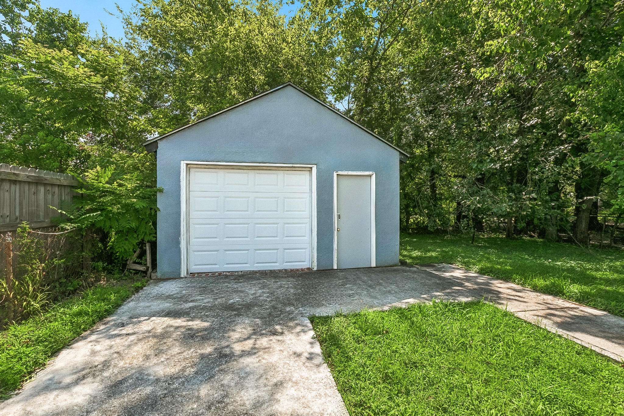Detached garage